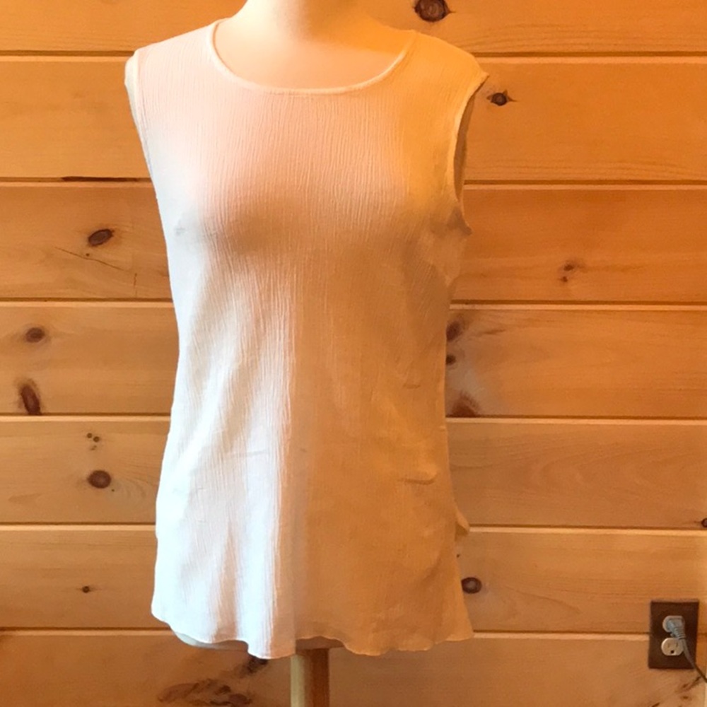 White sleeveless tee by The Pyramid Collection, M